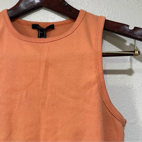 Forever 21 Tops - Forever 21 Peach Ribbed Tee Tank Top Ruffled Hem Women’s Size Medium Sleeveless